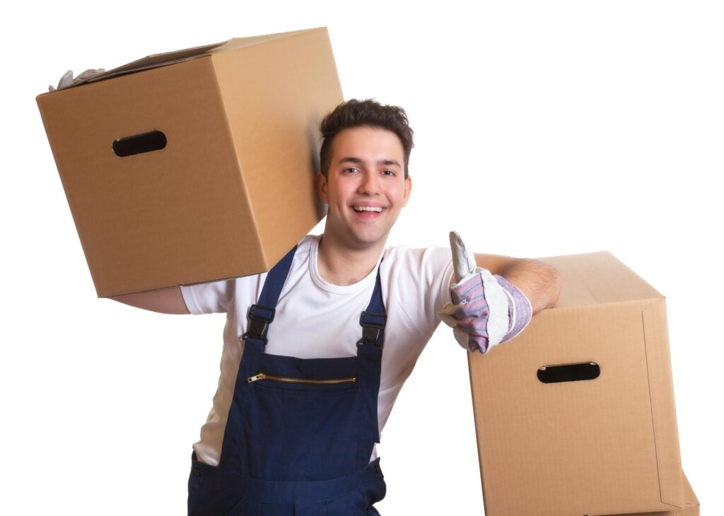 Hilfsbereiter Mitarbeiter einer Entrümpelung in Dormagen trägt Kartons bei einer Haushaltsräumung.