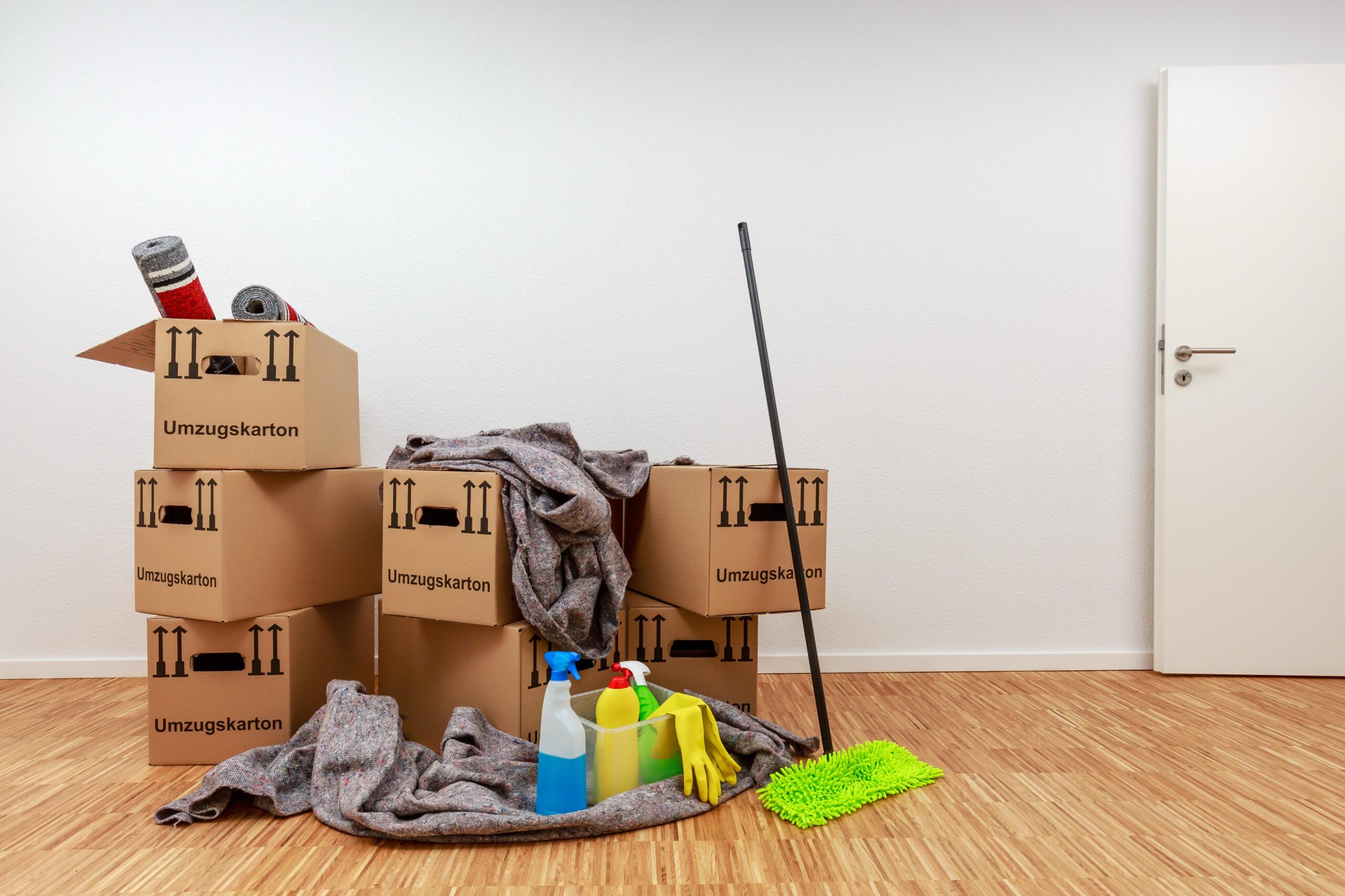 Gestapelte Umzugskartons und Reinigungsutensilien bei einer Entrümpelung in Dormagen.
